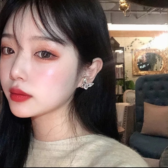 Silver Butterfly Stud Earings Rhinestone Crystal - Picture 3 of 6